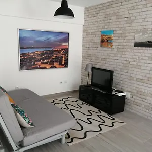 Pensión Paradise Space, Algés